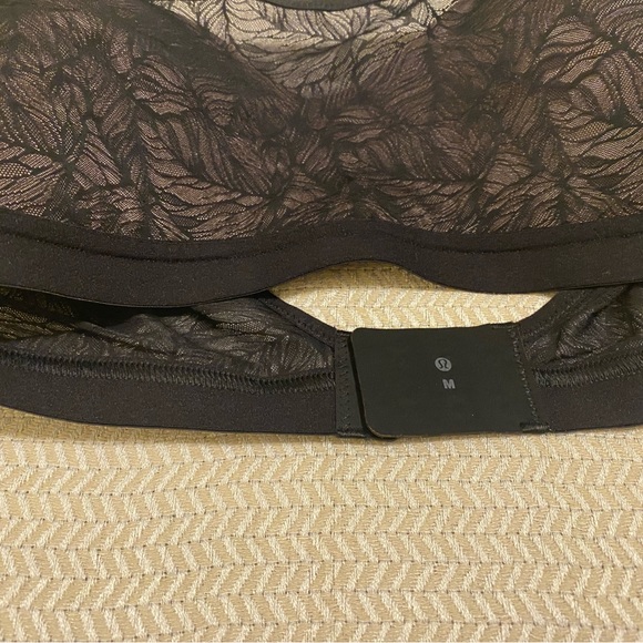 Like New Lululemon bra size M - Picture 5 of 5